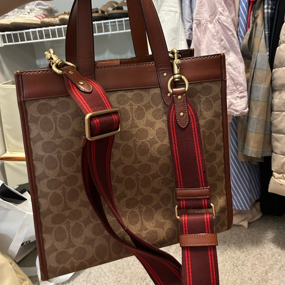 COPY - COACH bag 
Leather 
She is about a year old, worn 3-4 times 
New conditi…